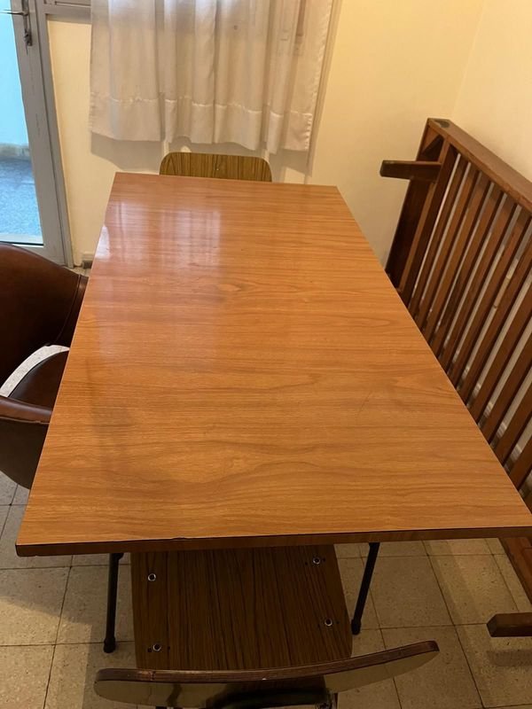 Mesa de Comedor con Dos Sillas Estilo Retro