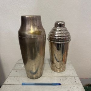 Lote siguiente: Lote de 2 Cocteleras Metálicas Plateadas
