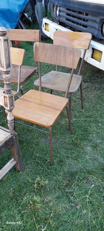 Sillas de madera varias en buen estado - imagen 2