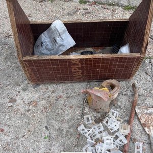 Cajón de Madera con Herramientas Varias y Materiales de Construcción - imagen 2