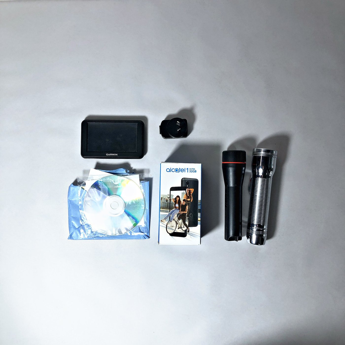 Lote de 4 piezas: GPS Garmin, Celular Alcatel 1 Ultra, 2 Linternas