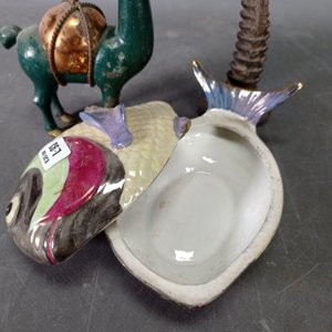 Lote de 3 piezas decorativas: Alhajero pez, llama en bronce y palmera de madera - imagen 5