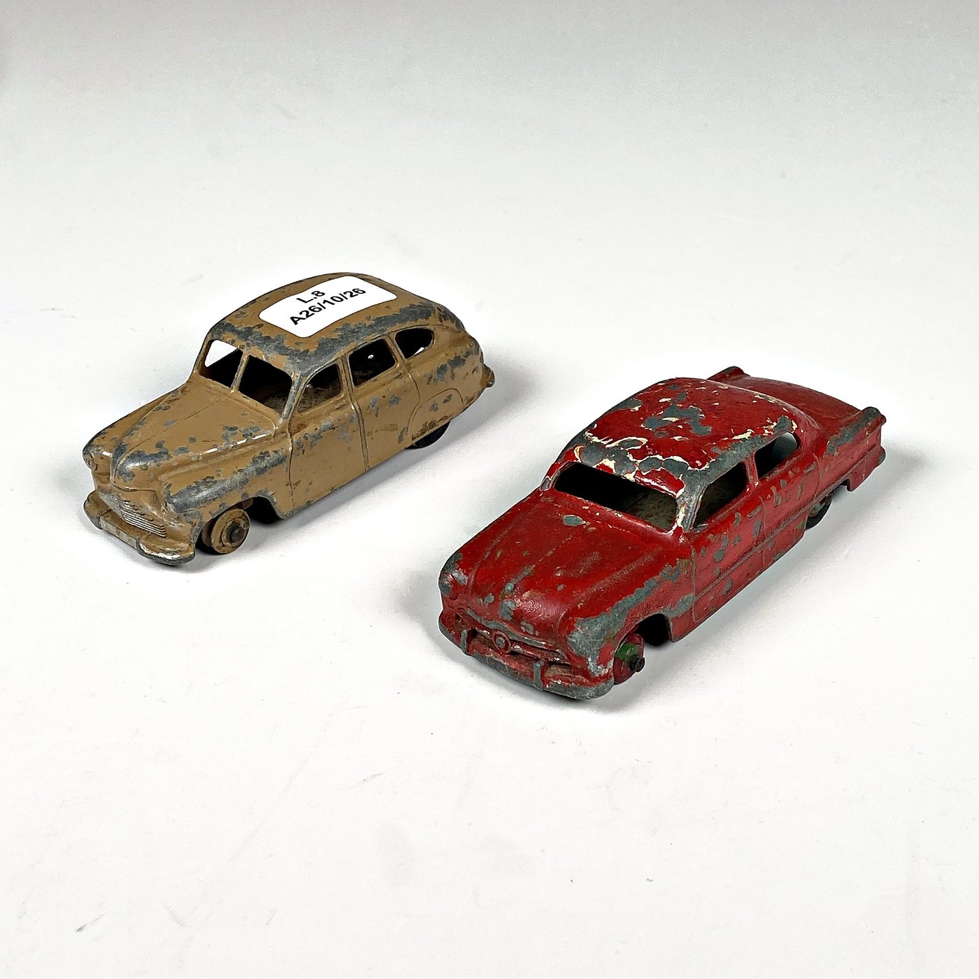 Dos autos de metal Dinky Toys ingleses, Ford Sedan y otro