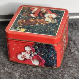 Lata Metálica Coca-Cola Navideña con Vela Aromática - imagen 3