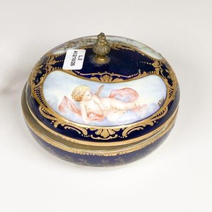 Lote anterior: Bombonera de Porcelana Viejo Viena Azul Cobalto con Cupido y Paisaje