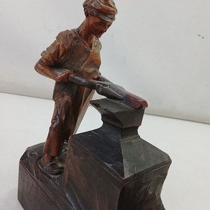 Escultura de Madera Tallada: Herreros Trabajando en la Fragua - imagen 4