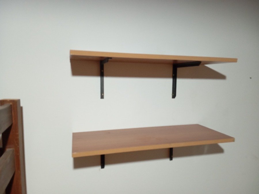 Estanterías de madera con soportes metálicos - imagen 3