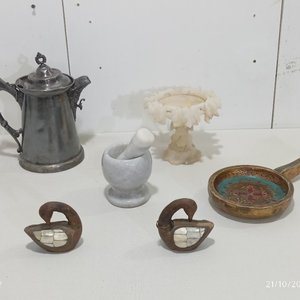 Lote de 6 piezas decorativas: cafetera de metal, mortero de mármol, centro de mesa, 2 cisnes y cuenco - imagen 2