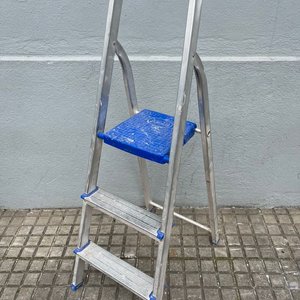 Lote siguiente: Escalera Plegable de Aluminio con 3 Escalones y Asiento Azul