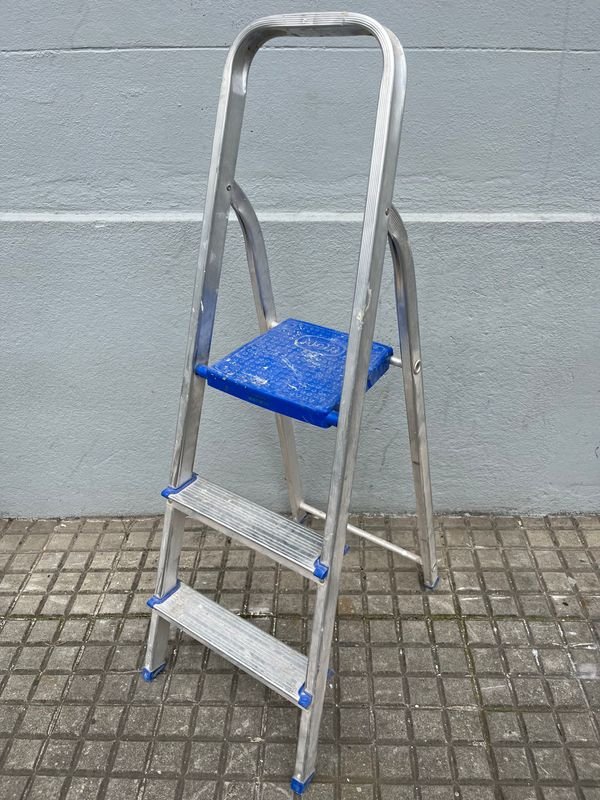 Escalera Plegable de Aluminio con 3 Escalones y Asiento Azul