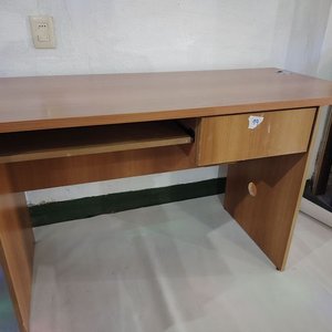 Escritorio de madera con espacio para teclado, cajón y torre - imagen 5