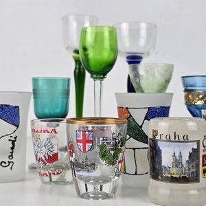 Lote de Copas y Vasos Pequeños con Diseños Turísticos y Decorativos - imagen 3