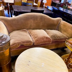 Sofá Antiguo de Pana Color Tostado con Lámpara de Cobre y Decoración de Bambú - imagen 6