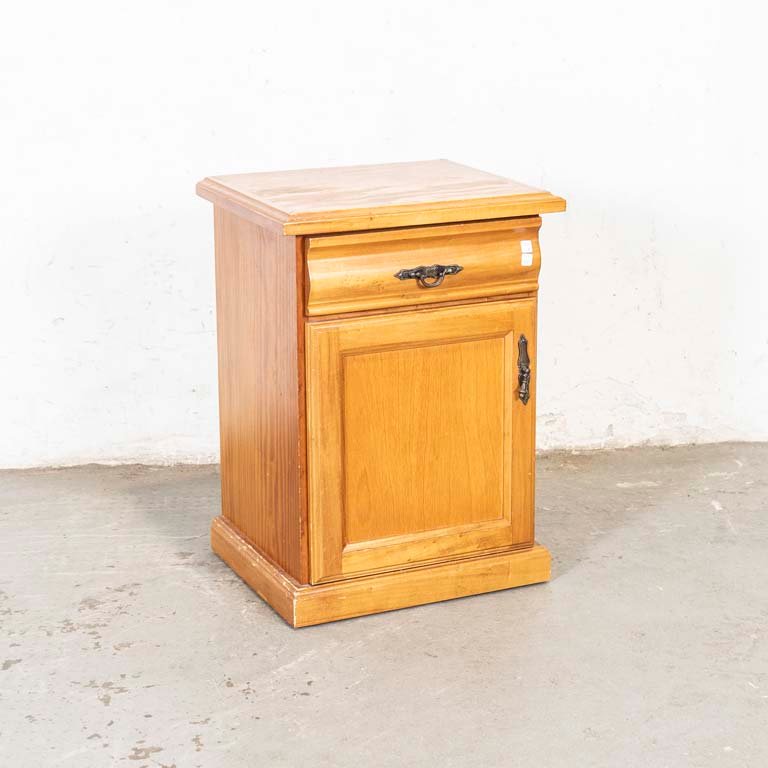 Lote anterior: Mesa de luz en pino con cajón y puerta
