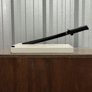 Lote anterior: Guillotina de Papel con Mango Negro y Medidas