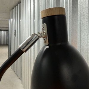 Lámpara de Escritorio Metálica Negra con Base de Madera Clara - imagen 7