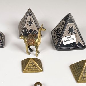 Conjunto de 8 Pirámides Decorativas y Herradura con Ojo Egipcio - imagen 5