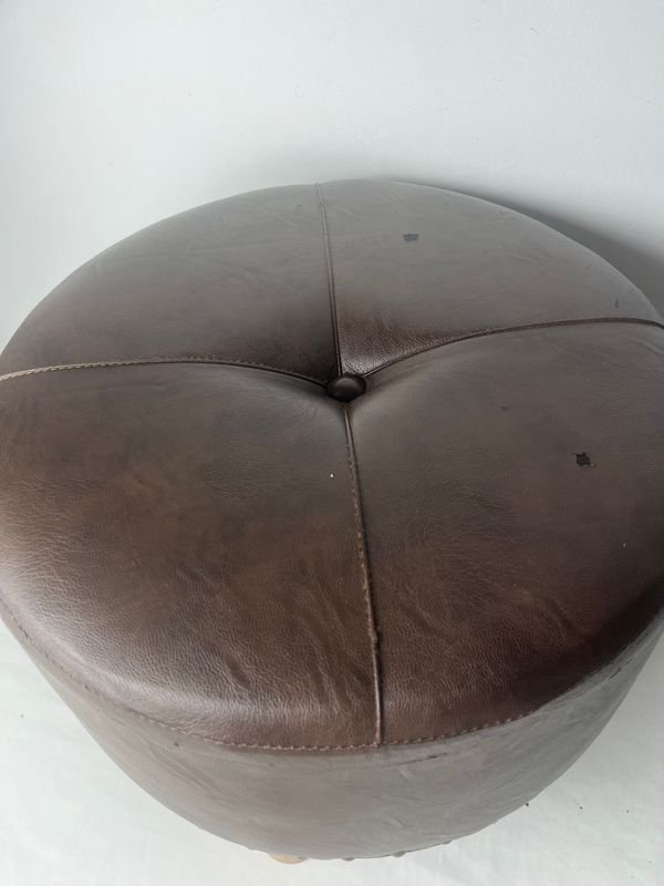 Silla de cuero con patas de madera - imagen 4