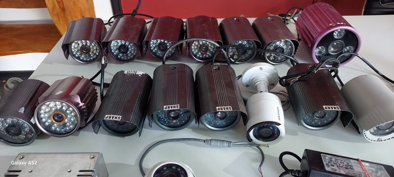 Gran lote de cámaras de seguridad y cables - imagen 2