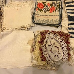 Lote de Textiles Vintage: Tapetes, Servilletas y Paños Decorativos - imagen 2