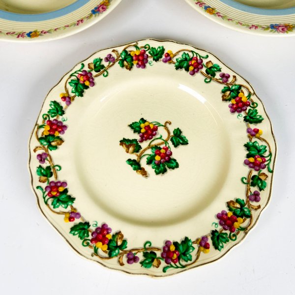Tres platos de loza inglesa decorados - imagen 2