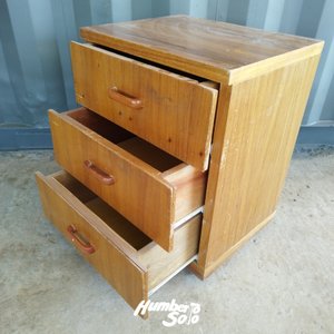 Cajonera de madera con tres cajones y ruedas - imagen 2