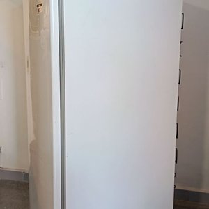 Freezer Vertical White Westinghouse WU175BSW Blanco con 5 Estantes - imagen 3