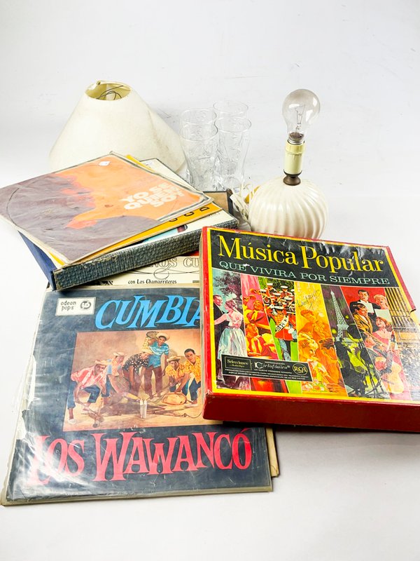 Lote siguiente: Lote de discos, lámpara y vasos monograma coca cola
