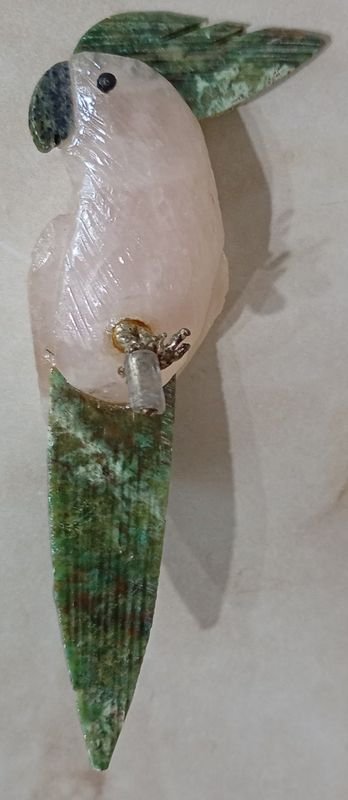 Cacatúa en piedra semi preciosas, una parte en Cuarzo Rosado y otra en Jade Verde - imagen 1