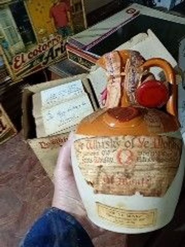 Porrón de "De Whisky of De Monks" Sellado y Lacrado con Tarjeta de 1966