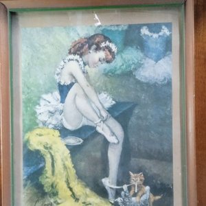 Lote siguiente: lámina vintage enmarcada de una bailarina arreglándose las zapatillas, la cual se parece a la obra de Cydney Grossman titulada "Little Starlet".