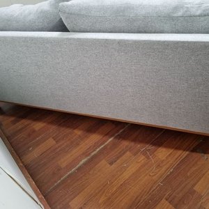 Sofá de 2 Cuerpos Moderno en Tela Gris Jaspeada con Patas de Madera - imagen 4