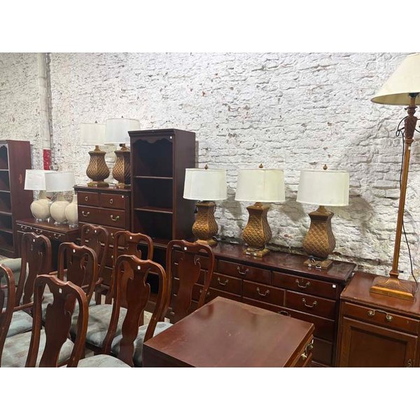 Lote de Lámparas de Mesa y Muebles de Madera Oscura