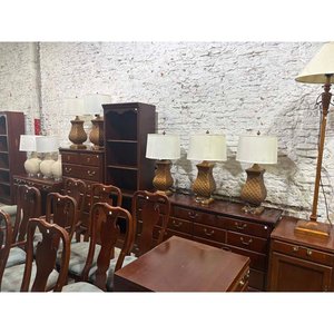 Lote anterior: Lote de Lámparas de Mesa y Muebles de Madera Oscura