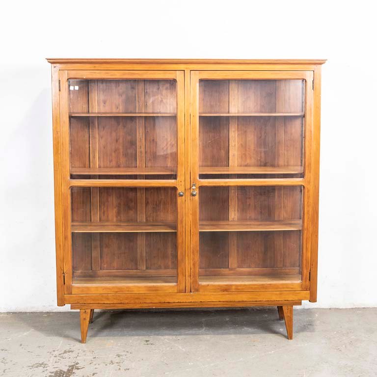 Lote siguiente: Librería americana de dos puertas con frente de vidrio