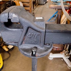 Morsa de Hierro Schulz 4.5" con Soporte - imagen 3