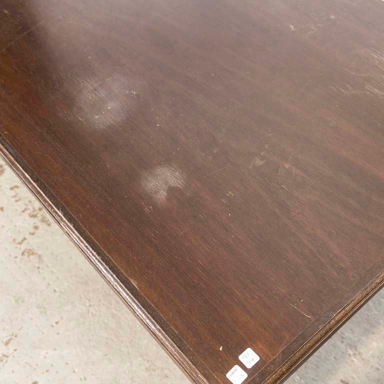 Mesa de living de madera con detalles y mancha en la tapa - imagen 3