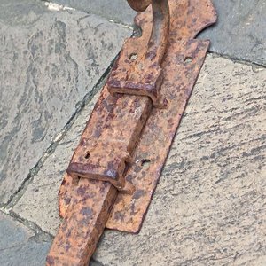 Antiguo Farol Colonial de Hierro Forjado y Pasador de Puerta - imagen 5