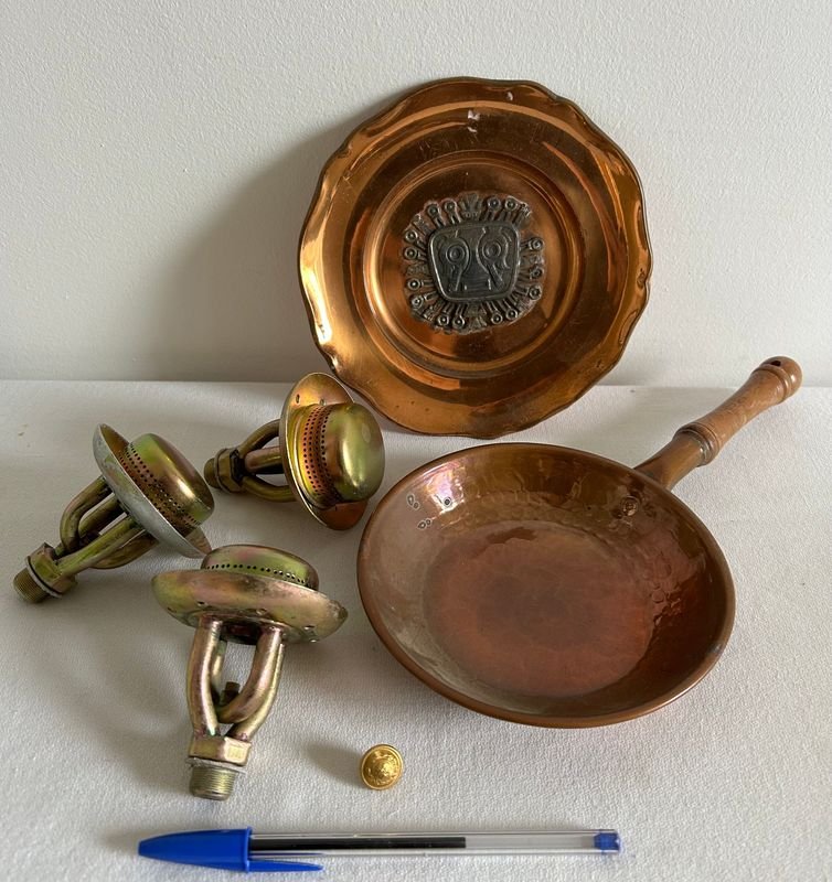Piezas de Cobre y Bronce: Plato Decorativo, Sartén y Quemadores