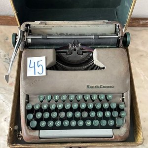Lote siguiente: Máquina de Escribir Smith-Corona Portátil con Estuche