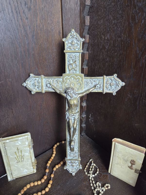 Lotes religiosos con rosarios, crucifijos y misales - imagen 7