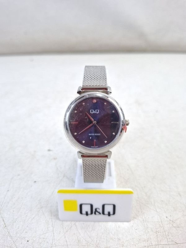 Reloj de Pulsera Q&Q Plateado con Malla Milanesa y Esfera Oscura - imagen 1