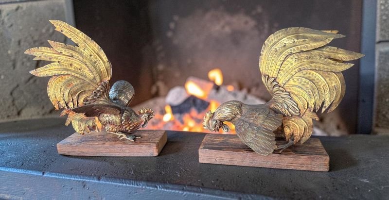 Pareja de Gallos Decorativos en Bronce con Bases de Madera Antigua