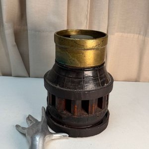 Lote anterior: Eje de Rueda de Carro Decorativo con Cuello de Bronce y Detalles Metálicos