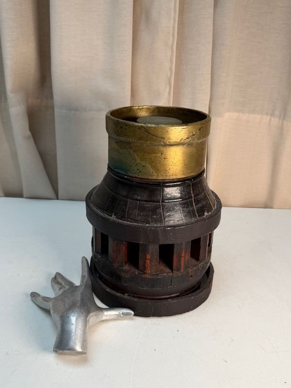 Eje de Rueda de Carro Decorativo con Cuello de Bronce y Detalles Metálicos