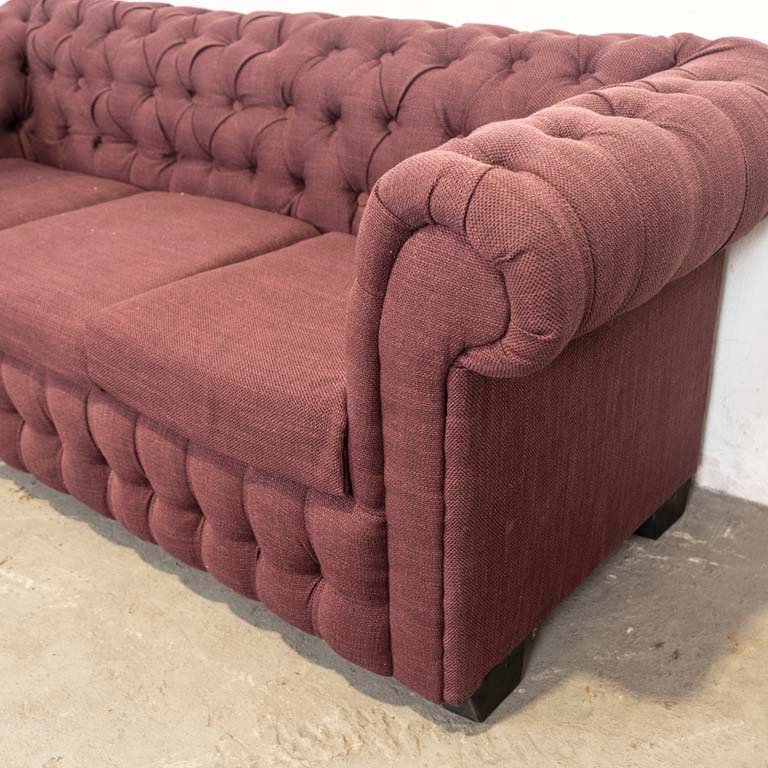 Sofá de tres cuerpos tapizado en tela color borra de vino, capitoneado con almohadones en los asientos. Nuevo. - imagen 2