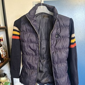 Lote siguiente: Campera de Nylon Azul con Mangas de Hilo Rayadas