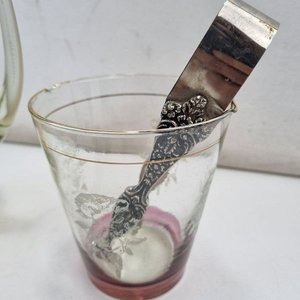L 140 - Set De 9 Piezas - Atractivo set de bar en vidrio tallado con jarra, 6 copas para licor, balde hielera y pinza de hielo con diseño estilo garra (Balde con rajadura / Pinza con detalles de uso) - imagen 6
