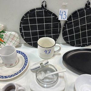 Set de Vajilla Blanca con Tazas, Platillos, Azucarero y Bandeja - imagen 2