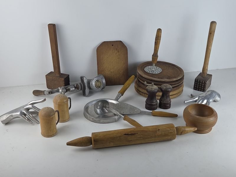Gran lote de artículos en madera y aluminio para la cocina